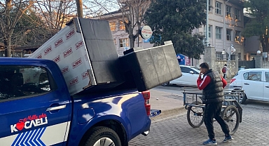 Eşya taşıyan vatandaşa Zabıta yardım etti