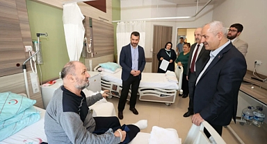 Başkan Büyükgöz, tedavi altındaki depremzedeleri ziyaret etti
