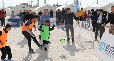 Bakan Akar, Büyükşehir’in çadır kentinde çocuklarla futbol oynadı