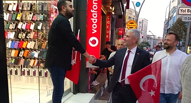 AK Gebze, 22 mahallede 10 bin bayrak dağıttı