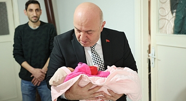 Başkan Bıyık, yeni doğan bebeğin kulağına ezan okudu