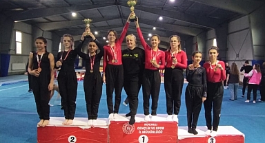 Çayırova’nın yıldız sporcularından 11 madalya 2 kupa