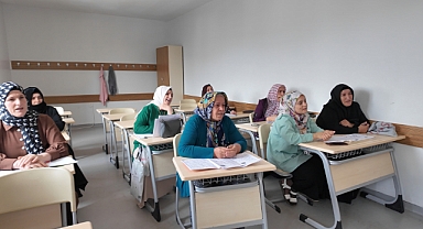 Çayırova’da okuma-yazma kursları devam ediyor