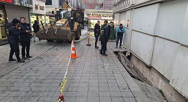 Eski çarşıda kaldırım çöktü!