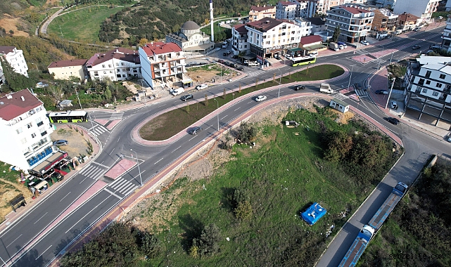 Gebze Dr. Zeki Acar Caddesi'ne dönel kavşak
