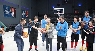 Özel çocuklar, Çayırova’nın dev adamlarıyla bir arada